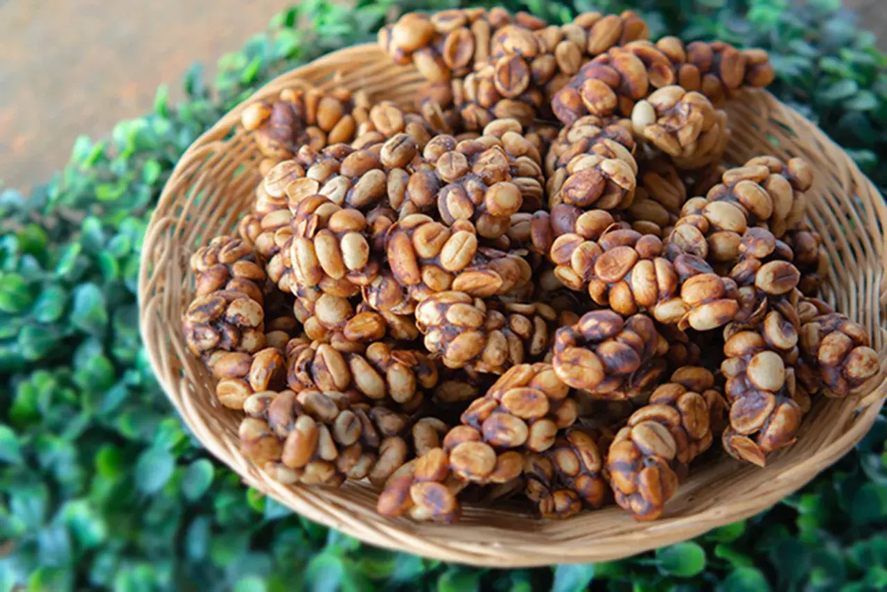 Korb mit Kopi Luwak, einem seltenen Kaffee, der von Tieren ausgeschieden wird.