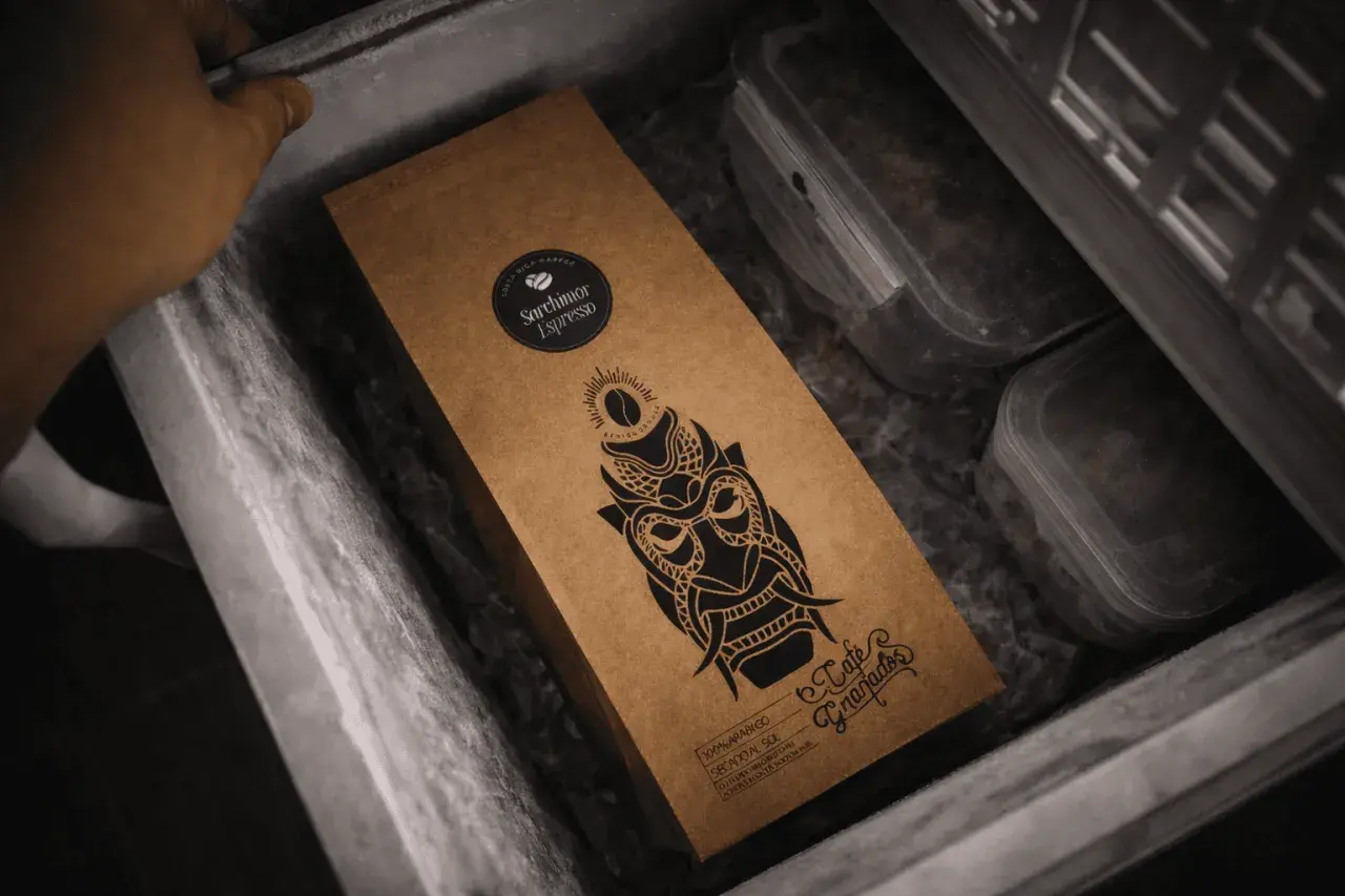 Kaffee im Kühlschrank: Man kann Bohnen einfrieren, um sie frisch zu halten. Die Packung zeigt eine Maske und den Schriftzug "Café Granados".