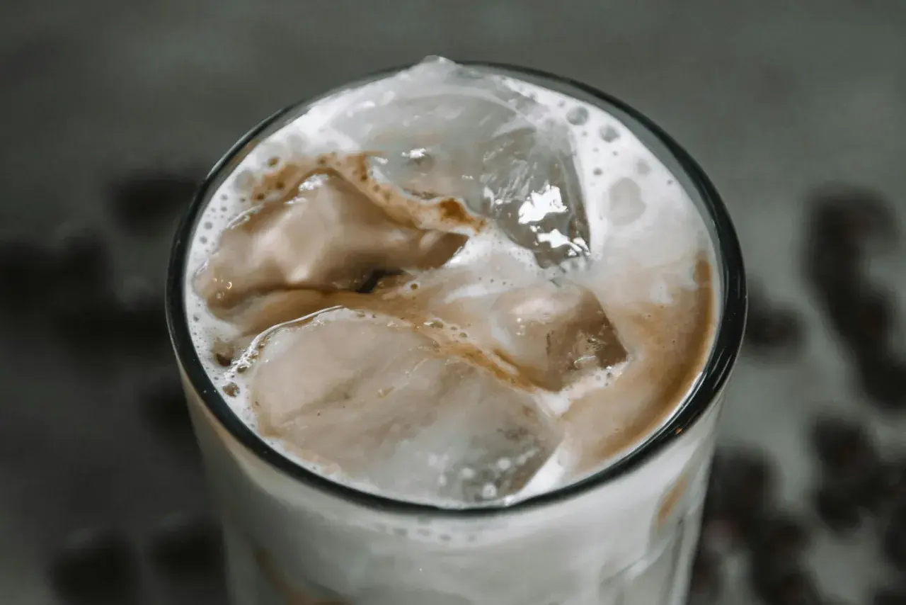 Erfrischender Iced Latte mit viel Eis und cremigem Milchschaum. Perfekt, um ihn iced latte selber machen.