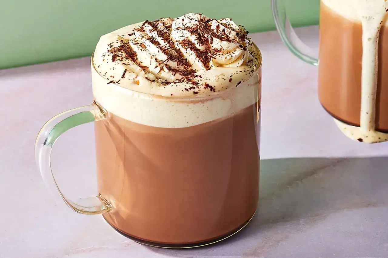 Ein Glas Mokka mit Sahne und Schokostreuseln. Perfekt für ein gemütliches mocha recipe.