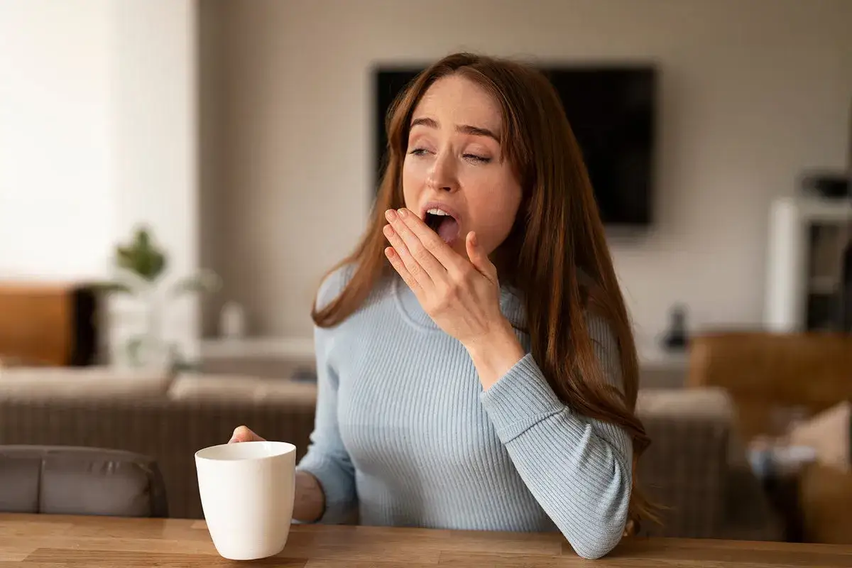 Frau g&auml;hnt trotz Espresso, die Wirkung auf den Schlaf bleibt aus.