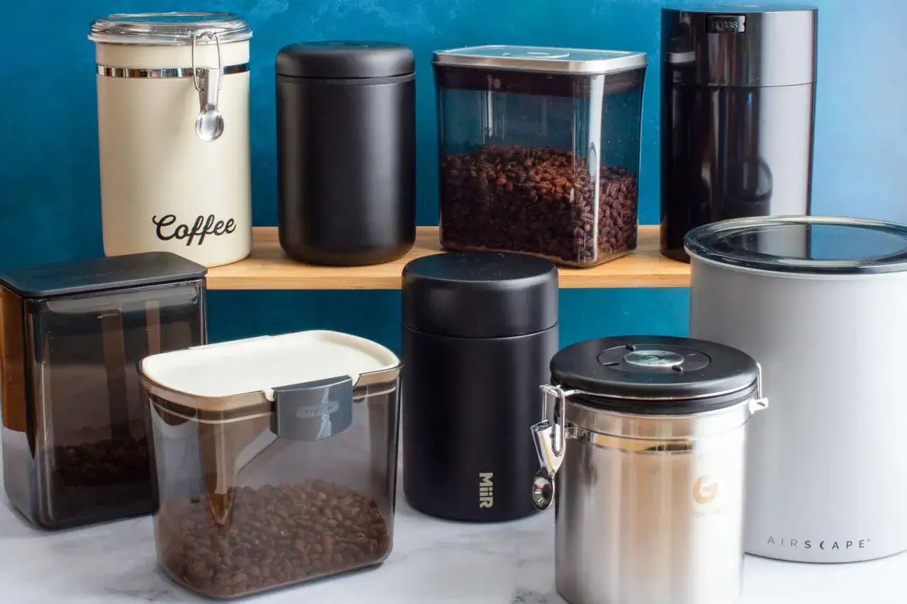 Verschiedene Beh&auml;lter f&uuml;r Kaffeebohnen. Richtig gelagert, kann kaffee schlecht werden, aber diese Dosen helfen, ihn frisch zu halten.
