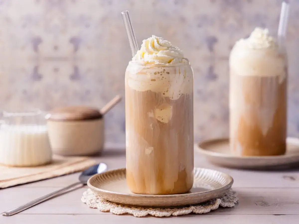 Erfrischender Kaffee mit Sahne und Eis. Ein Genuss f&uuml;r hei&szlig;e Tage.