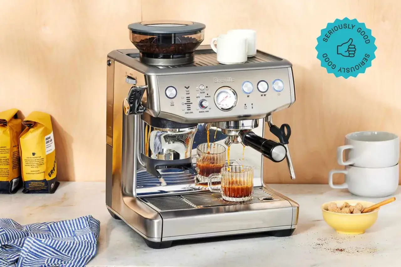 Espressomaschine br&uuml;ht Espresso in Gl&auml;ser. Warum Wasser zum Espresso? F&uuml;r perfekten Geschmack und Aroma. Kaffeebohnen und Tassen bereit.