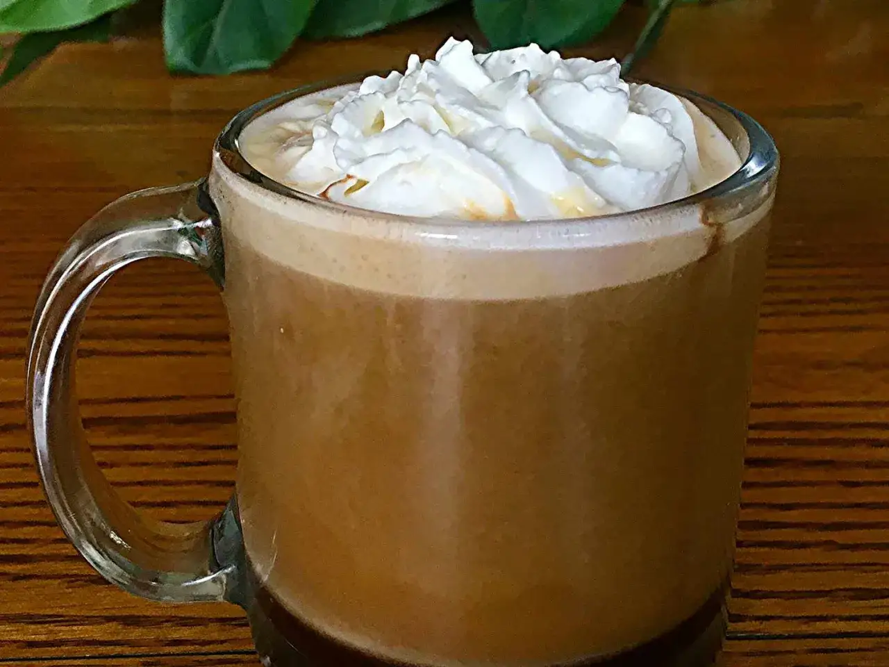 K&ouml;stlicher Caf&eacute; Mocha mit Sahnehaube, perfekt f&uuml;r die Zubereitung zu Hause.