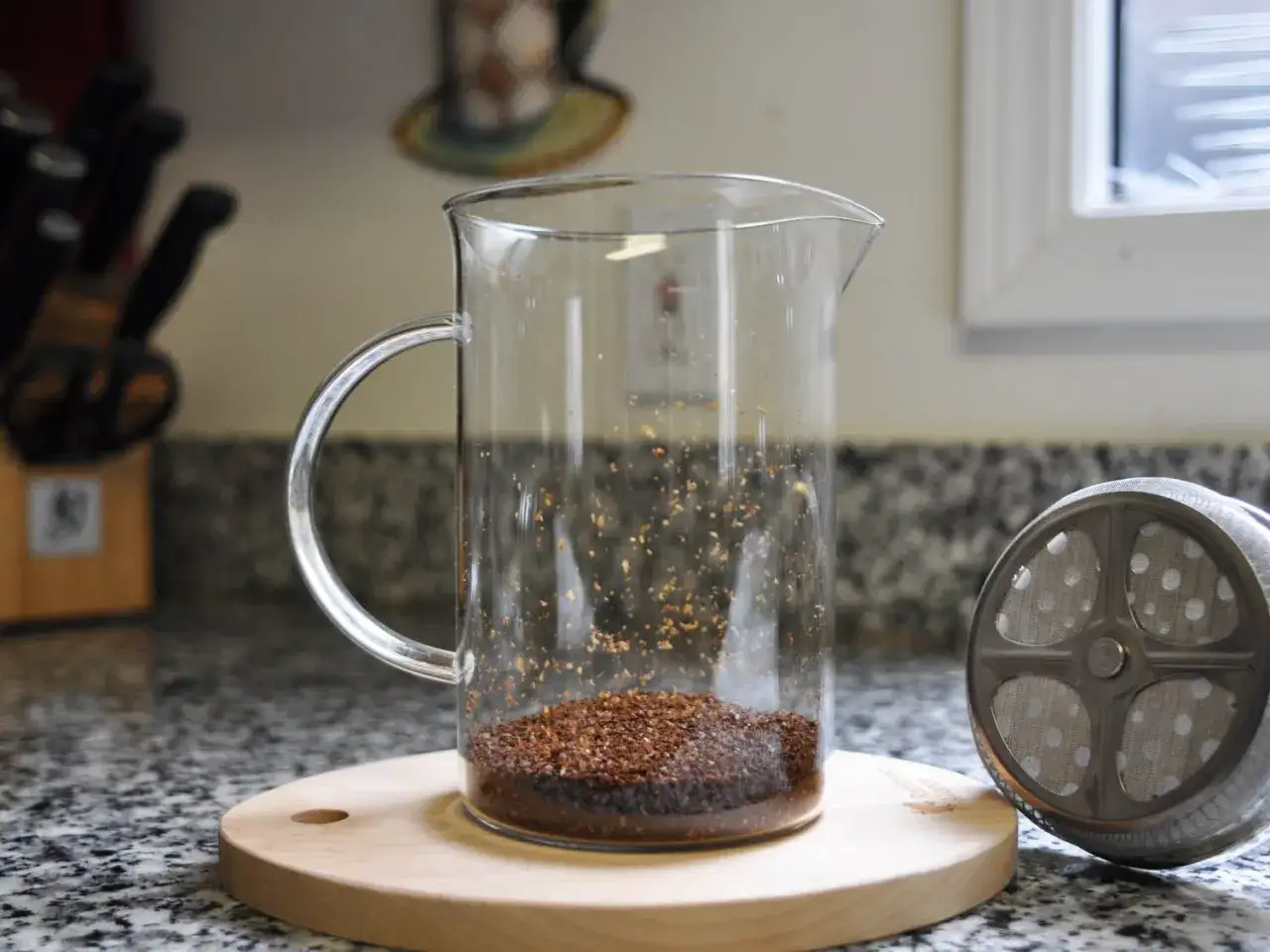 Kaffeepulver in einer French Press, bereit f&uuml;r die Zubereitung. Welcher Kaffee eignet sich am besten f&uuml;r die French Press? Grob gemahlener Kaffee ist ideal.