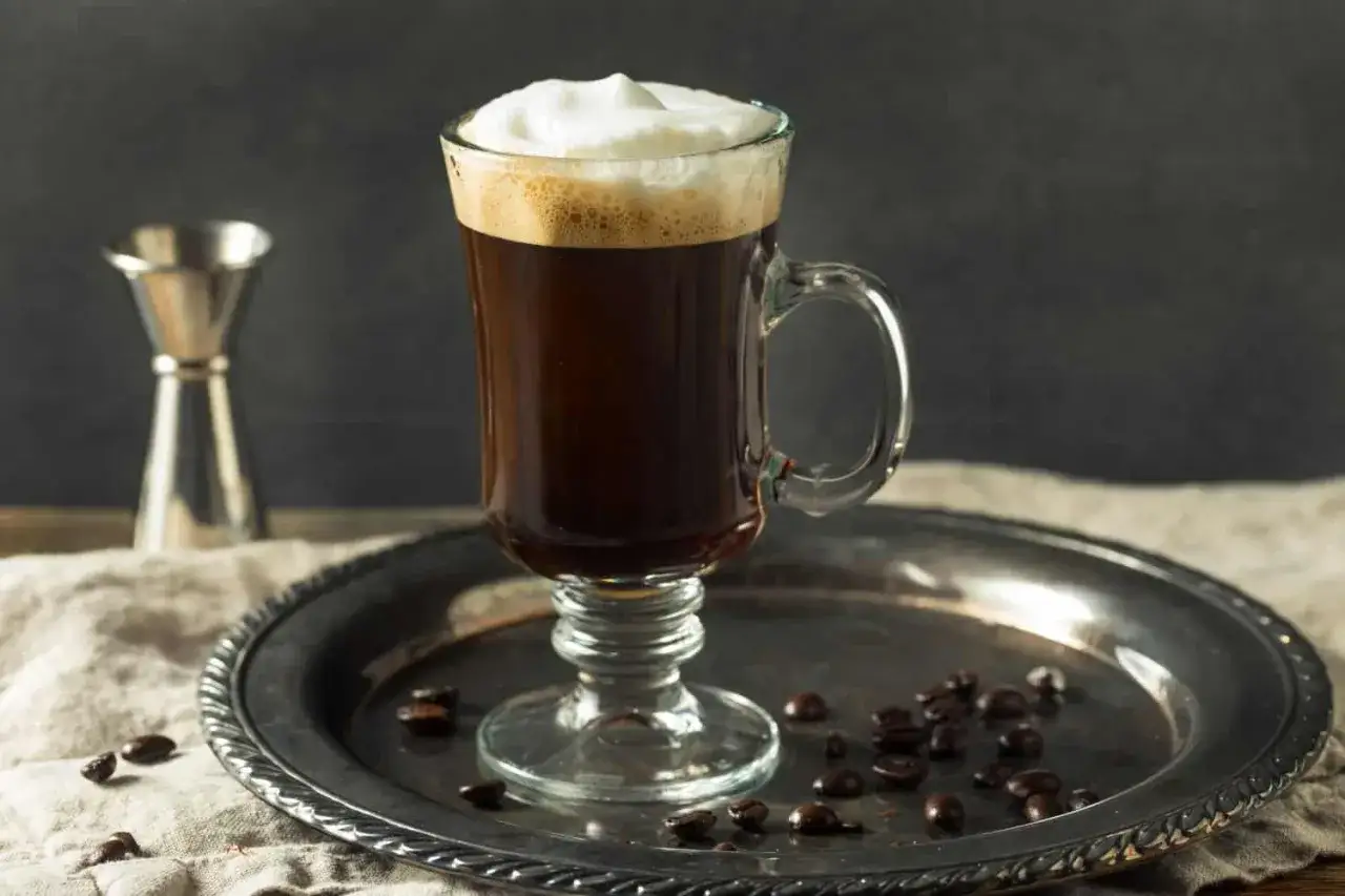Ein Irish Coffee, ein beliebter Kaffee mit Alkohol, mit cremigem Schaum.