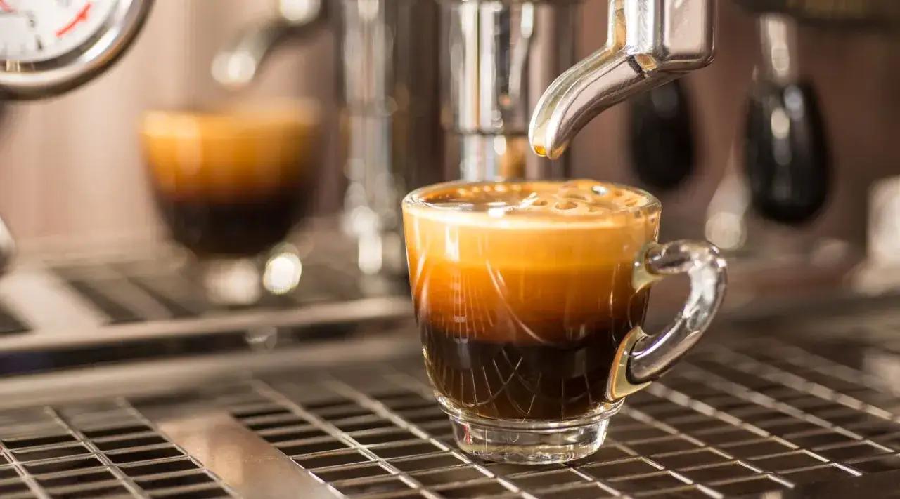 Ein frisch gebr&uuml;hter doppelter Espresso mit perfekter Crema. Die Durchlaufzeit ist ideal f&uuml;r diesen aromatischen Genuss.