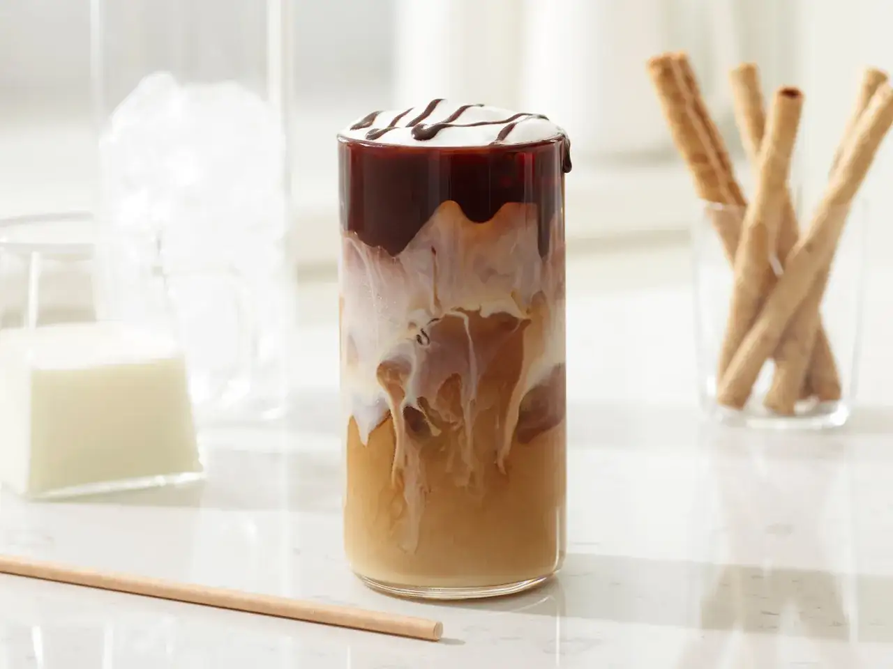 Ein erfrischender iced mocha mit cremiger Milch und Schokoladensauce, garniert mit einem Schokoladenmuster.