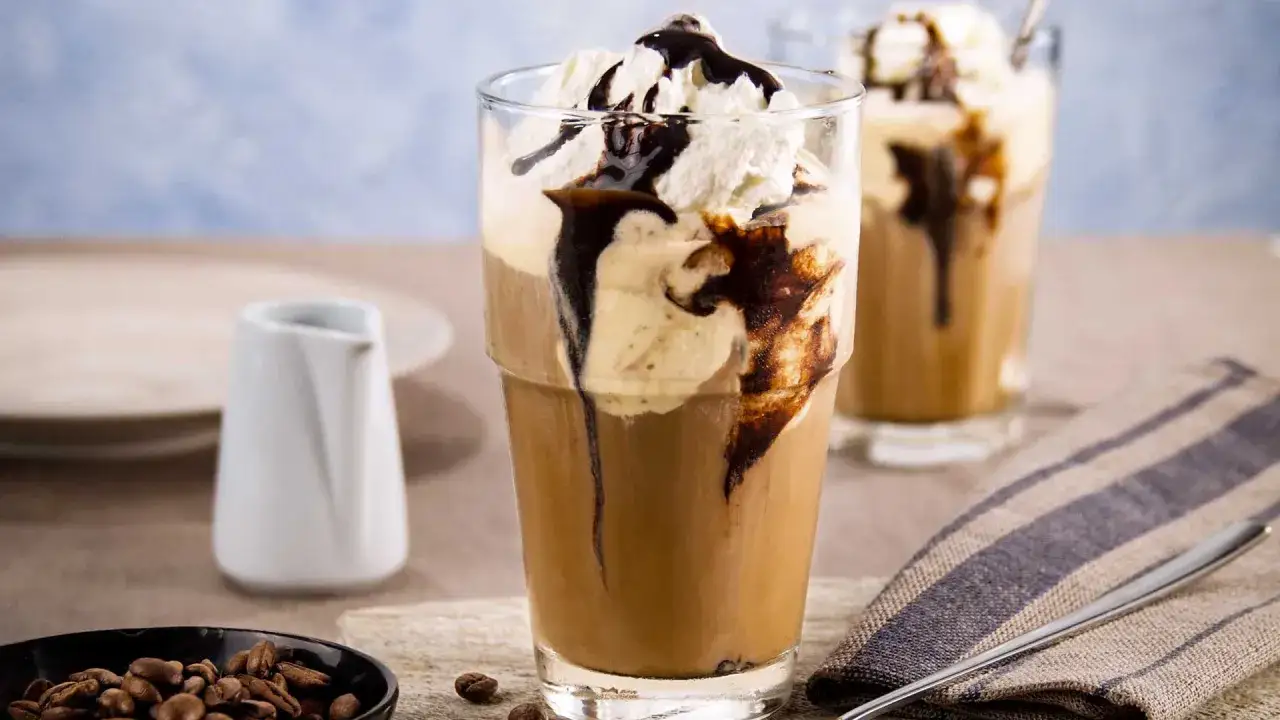Eisgekühlter Kaffee mit Sahne und Schokoladensirup, perfekt für ein soğuk kahve tarifi.