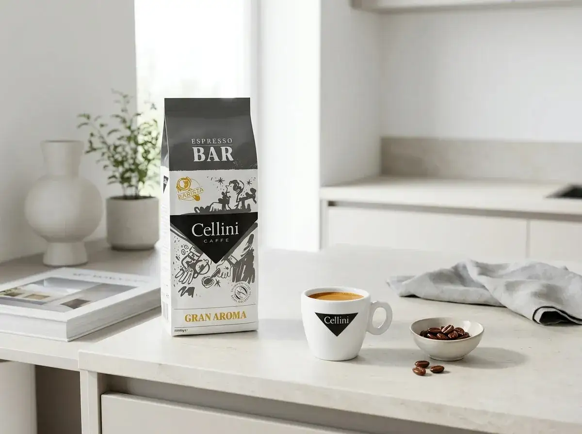 Cellini Caffè Espresso Bar: Ein Beutel Kaffeebohnen, eine Tasse Espresso und eine Schale Bohnen. Perfekt, um zu lernen, how to order coffee in german.