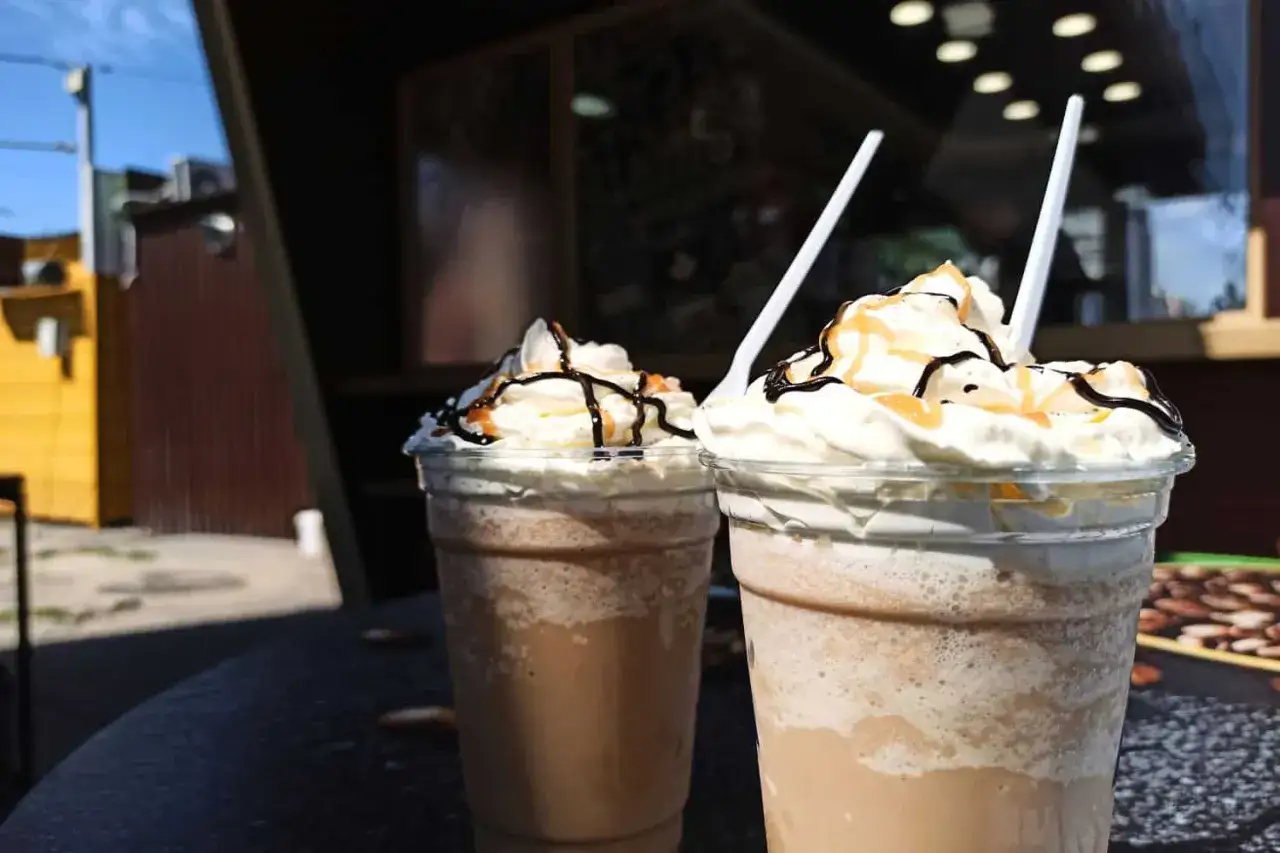 Zwei Eiskaffees mit Sahne, Schokosauce und Karamell. Perfekt f&uuml;r hei&szlig;e Tage, wenn man wissen will, was ist cold brew.