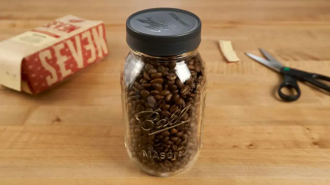 Kaffeebohnen im Glas: So bleiben sie frisch und du weißt, wie lange sind kaffeebohnen haltbar.