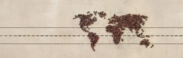 Weltkarte aus Kaffeebohnen. Wo welches Land produziert den meisten Kaffee? Die Antwort liegt in den tropischen Regionen.