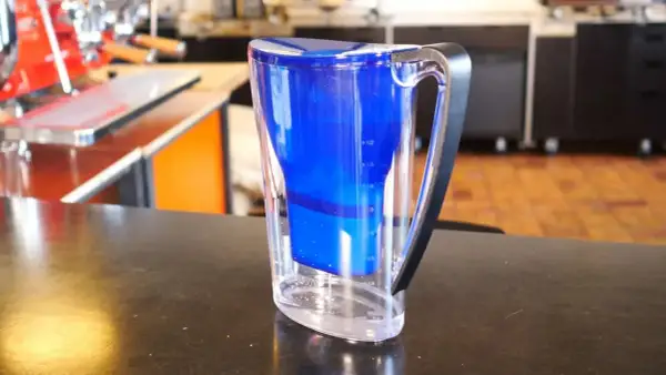 Blauer Wasserfilterkrug mit klarem Wasser. Perfekt für die Zubereitung von aromatischem Kaffee.