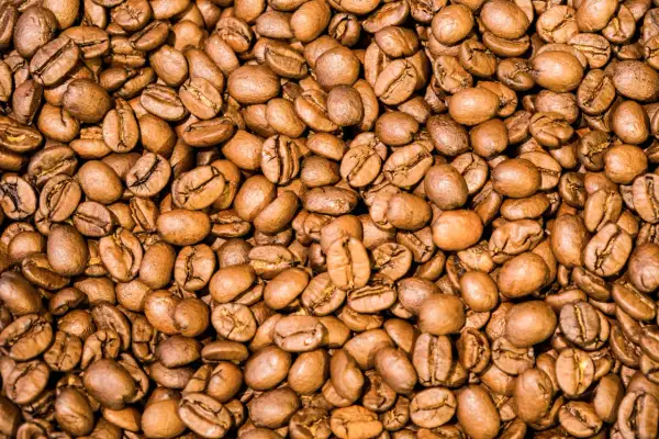 Geröstete Kaffeebohnen. Perfekt für den Morgenkaffee. So bestellt man Kaffee auf Deutsch: "Einen Kaffee, bitte.