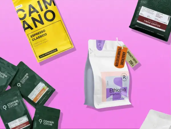 Verschiedene Kaffeepackungen, die die Vielfalt des coffee origin zeigen. Eine gelbe Packung "Caimano Espresso Classico", grüne Packungen von "Coffee Circle" und eine weiße Packung "Ethiopia Uraga Funky".