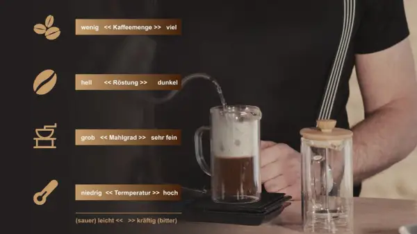 Zubereitung von French Press Kaffee: Die Kaffeemenge wird angepasst. Wasser wird in die Kanne gegossen.