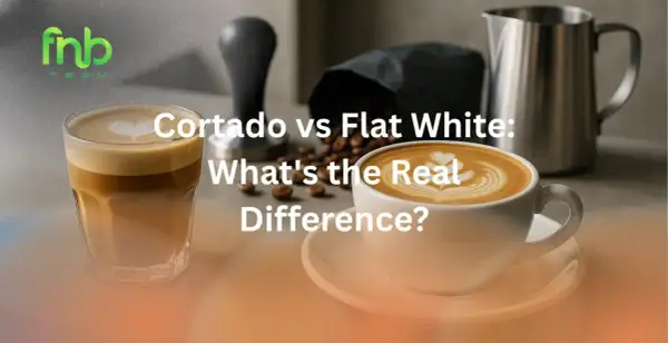 Zwei Kaffeegetränke, ein Cortado im Glas und ein Flat White in Tasse, zeigen den Unterschied zwischen Cortado vs Flat White.
